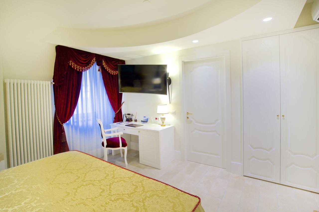 Design Suite Тирано Екстериор снимка